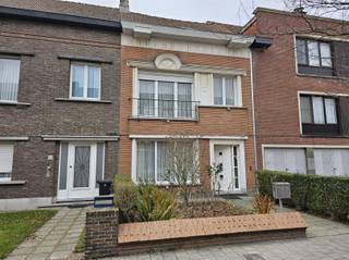 Rustig gelegen, te renoveren rijwoning op een perceel van 128 m². Indeling: Inkomhal, ruime living, aparte ingerichte keuken (vernieuwd), berging en apart toilet, tweede berging en kelder. Verdieping: 2 grote en 1 kleine kamer. Zolderluik naar de ruime zolder (dak in goede staat maar niet geïsoleerd). Recente nieuwe ramen, gaskachel in de living, Zonnig stadstuintje.