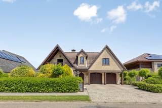 Zeer goed onderhouden villa te koop in Willebroek:Indeling: Gelijkvloers: - Royale inkomhal die warmte en authenticiteit uitstraalt- Ruime leefruimte met gezellige bar en houthaard- Volledig geïnstalleerde keuken- Slaapkamer 1/ bureauruimte- Slaapkamer 2- Berging - Badkamer - Dubbele inpandige garage - Zuid-gerichte tuin met overdekt terras Verdieping 1: - Nachthal- Slaapkamer 1 met balkon- Slaapkamer 2 met aparte berging met mogelijkheid tot inrichten als dressing - Slaapkamer 3- Slaapkamer 4- Ruimte voor technische installatie- Aparte berging- Apart toilet Bijzonderheden: - Goede EPC, conforme elektriciteit en asbestveilige woning- Zuid-gerichte tuin met vijver - Oprit voor 2 auto's- Rustige buurt- Goede bereikbaarheid Bent u geïnteresseerd in dit vastgoed te koop in 2830 Willebroek? Aarzel dan niet om contact met ons op te nemen.Wenst u uw eigendom ook te koop of te huur te stellen? Steeds tot uw dienst om u verder te helpen met al uw vragen over vastgoed!De eigendom wordt aangeboden via de Power-sale formule. Op 11/07/2026 tussen 10:00 en 14:00 kan u de woning op afspraak komen bezichtigen en een bod uitbrengen. De vermelde prijs is een instelprijs. Voor meer info, gelieve contact op te nemen met de dossierverantwoordelijke.Bestuursmaatregelen in het maatregelenregister: in aanvraag