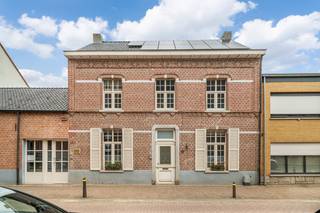 <p><strong>🏡 Ruime gezinswoning met een aparte praktijkruimte op een opp van 6a85ca ✨</strong><br /><br />Bent u op zoek naar een woning met uitstraling, ruimte én een unieke combinatie van wonen en werken?<br />Dan is dit karaktervolle herenhuis in Geel absoluut een bezoek waard.<br /><br />Deze prachtige eigendom combineert authentieke charme met hedendaags comfort.<br />Naast een ruime gezinswoning beschikt dit pand over een aparte praktijkruimte met tal van mogelijkheden.<br />De combinatie van een gunstig EPC B-label, <u>13 zonnepanelen</u>, aardgasverwarming en een aanwezige laadpaal zorgt voor een comfortabele, energiezuinige en toekomstgerichte woning.<br /><br />De woning en praktijkruimte beschikken over een aparte inkom, waardoor ze flexibel kunnen worden ingericht voor professioneel gebruik, cohousing of een andere persoonlijke invulling.<br /><br />De authentieke elementen, ruime kamers en praktische indeling maken deze eigendom bijzonder veelzijdig.<br /><br /><em><strong>🏠 Een woning met karakter en sfeer</strong></em><br /><br />Via de inkomhal met authentieke houten plankenwand betreedt u deze charmante woning.<br />De houten trap naar de bovenverdieping benadrukt meteen het karakter en de warme uitstraling van het pand.<br /><br />De leefruimte bestaat uit een gezellige woonkamer en een aparte eetkamer waar ruimte en sfeer centraal staan.<br />De aanwezige houtkachel zorgt voor extra gezelligheid en een warme uitstraling tijdens de koudere maanden.<br /><br />Aansluitend bevindt zich de volledig ingebouwde keuken met veel kastruimte.<br />De keuken is uitgerust met kwalitatieve toestellen zoals een Bosch combi-oven, Zanussi microgolf, Bosch inductiekookplaat en een Miele vaatwasser.<br /><br />De eetkamer en keuken geven rechtstreeks toegang tot de tuin, waardoor binnen- en buitenleven mooi met elkaar verbonden worden. 🌿<br /><br />In het verlengde van de eetkamer bevindt zich een extra ruimte die momenteel ingericht is als bureau en/of speelruimte.<br /><br />De authentieke balken zorgen hier voor een extra karaktervolle uitstraling.<br /><br /><em><strong>🌳 Genieten van een gezellige groene tuin</strong></em><br /><br />Achteraan de woning bevindt zich een volledig aangelegde en groene tuin waar u in alle rust kan genieten.<br /><br />Het terras beschikt over een open constructie waardoor een gedeelte overdekt is.<br />Hierdoor kan u ook bij minder mooi weer comfortabel buiten zitten.<br /><br />Via de achterliggende poort is de tuin bereikbaar met de fiets, wat zorgt voor extra praktisch gemak.<br /><br /><strong><em>🛏️ </em> Ruime slaapkamers, badkamer en extra uitbreidingsmogelijkheden</strong><br /><br />Op de eerste verdieping bevinden zich drie ruime slaapkamers.<br /><br />De badkamer is volledig ingericht en afgewerkt met een novilon vloer.<br />Deze beschikt over een douchecabine, hoekbad, dubbele lavabo en toilet.<br /><br />Via de vaste houten trap bereikt u de grote afgewerkte zolderverdieping.<br />Dankzij de aanwezige Velux ramen geniet deze ruimte van veel natuurlijk lichtinval.<br />De zolder biedt nog tal van mogelijkheden en kan ingericht worden als masterbedroom, hobbyruimte of speelhoek.<br /><br /><em><strong>🏢 Aparte praktijkruimte met tal van mogelijkheden</strong></em><br /><br />Naast het woongedeelte beschikt deze eigendom over een aparte praktijkruimte met een afzonderlijke inkom.<br />Momenteel is deze ruimte ingericht als wachtkamer, dokterspraktijk, extra consultatieruimte en een apart toilet.<br /><br />Dankzij de flexibele indeling kan deze ruimte volledig aangepast worden volgens uw eigen wensen.<br /><u>Denk hierbij aan een zelfstandige activiteit, kantoorruimte, atelier, praktijk, cohousing of ...</u>.<br /><br />Via de woning is er eveneens een doorgang naar het praktijkgedeelte, waardoor beide delen eenvoudig gecombineerd kunnen worden.<br /><br />Daarnaast beschikt de woning over een inpandige garage.<br />Via de garage is er toegang tot een extra zolderruimte boven de praktijk en garage, ideaal als bijkomende opslagruimte.<br /><br /><strong><u>⭐Een unieke eigendom met karakter en mogelijkheden die een karaktervolle gezinswoning, een groene tuin en een aparte praktijkruimte combineert.</u></strong><br /><br /><strong>📞 Interesse? Plan vandaag nog uw bezoek! 🏡</strong></p>