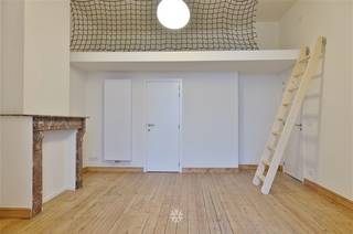 <p><span>GENT : Op zoek naar een</span><span> nieuwe studio te huur in Gent? </span><span>Dan is dit pand mogelijk iets voor u.</span></p><p><span> </span></p><p><span>De belangrijkste troeven in een notendop:</span></p><ul><li><span>Uniek renovatieproject in de groene omgeving van het Citadelpark </span></li><li><span>Gebouwd naar een ontwerp van Emile De Weerdt dat dateert uit 1898</span></li><li><span>Behoud van authentieke elementen zoals de originele deuren incl. glaswerk, schouwmantels, etc. </span></li><li><span>Vlakbij Gent-Sint-Pieters, goed bereikbaar met auto en het openbaar vervoer</span></li><li><span>GEEN STUDENTEN</span></li></ul><p><span> </span></p><p><span>Indeling:</span></p><p><span>Bij het binnenkomen vindt u een open leef- en eetruimte met schouwmantel, een aparte geïnstalleerde eetkeuken (kookplaat, dampkap, vaatwas), mezzanine, badkamer (met lavabo, toilet en inloopdouche). Incl. verlichting.</span></p><p><span>Dit  studio appartement bevindt zich achteraan op de tweede verdieping van een burgerwoning. De hoge plafonds, planken vloeren en mooie afwerkingsgraad geven dit appartement een exclusieve uitstraling. </span></p><p><span> </span></p><p><span>In gemeenschappelijk gebruik is er een wasruimte voorzien op het tussenverdiep waar de huurders een wasmachine en droogkast kunnen gebruiken. Vooraan de woning kunnen er fietsen geplaatst worden. Er is geen lift aanwezig.</span></p><p><span> </span></p><p><span>Huurprijs: € 725 + € 140 gemeenschappelijke kosten</span><span> incl. provisie EGW</span><span>.</span></p><p><span>Beschikbaar vanaf 01/09/2026. Domicilie verplicht.</span></p><p><span> </span></p><p><span>Voor een bezoek ter plaatse, vul zeker het huurprofiel in via onze website! </span></p><p><span> </span></p>