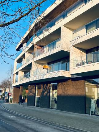 Ruim en verzorgd appartement van 100,19m2 met terras van 14,92 op de 1e verdieping gelegen aan de straatkant bestaande uit: inkom, apart toilet,...