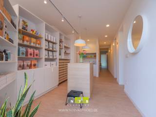 <span><strong>HOOGWAARDIG AFGEWERKT HANDELSGELIJKVLOERS MET DIVERSE MOGELIJKHEDEN IN HET CENTRUM VAN MAASEIK.<br /><br />ADRES <br /></strong>- Koning Albertlaan 8, 3680 Maaseik. <strong><br /><br />TROEVEN<br /></strong>- Gelegen in het centrum van Maaseik. Commerciële toplocatie! <br />- Parkeergelegenheid voor de deur!<br />- 2 Privatieve staanplaatsen inbegrepen! <br />- Kelderruimten horende bij het handelspand. <br />- EPC C: energiezuinig pand! <br />- Mogelijkheid tot aankoop van bovenliggend verhuurd appartement. Ideaal als investering! <br />- Handelspand met diverse mogelijkheden! Momenteel ingericht als afslankstudio.<br /><br /><strong>EXTRA : <br />Mogelijkheid tot aankoop van bovenliggend verhuurd appartement. Ideaal als investering! Dit kan aan een prijs van 174.000 euro. Deze aantrekkelijke prijs is enkel van toepassing in combinatie met de aankoop van het handelsgelijkvloers.</strong><strong><br /><br />KELDERVERDIEPING -01<br /></strong>- Kelderruimte 1 (2,40m x 5,30m = 12,72m²): betonvloer. <br />- Kelderruimte 2 (3,90m x 4,90m = 19,11m²): betonvloer. <br />- Kelderruimte 3 (3,80m x 4,00m = 15,20m²): betonvloer. <strong><br /><br />HANDELSGELIJKVLOERS 00 | momenteel ingericht als afslankstudio (72,50m²)<br /></strong>- Onthaal / ontvangstruimte (2,75m x 5,60m = 15,40m²): verkoopbalie, inbouwkasten, leggers, spoelbakje met onderkasten, laminaat.<strong><br /></strong>- Hal ((3,20m x 1,10m) + (1,30m x 4,70m) = 9,63m²): deur naar de kelder, laminaat. <strong><br /></strong>- Wachtruimte/kleedruimte ((1,65m x 3,80m) + (1,54m x 1,20m) = 8,12m²): lockers, laminaat.<strong><br /></strong>- Polyvalente ruimte 1 (2,30m x 2,25m = 5,18m²): momenteel ingericht als behandelruimte 1, laminaat. <br />- Polyvalente ruimte 2 (3,80m x 5,00m = 19,00m²): momenteel ingericht als behandelruimte 2, airco, laminaat. <br />- Polyvalente ruimte 3 (3,50m x 3,50m = 12,25m²): mogelijk in te richten als kantoor/vergaderruimte, inbouwkasten, laminaat.</span><br /><span>- Toilet (1,45m x 2,00m = 2,90m²): hangtoilet, spoelbakje, wandbetegeling, laminaat. </span><br /><br /><span><strong>EXTERIEUR</strong></span><br /><span>- Parkeermogelijkheden voor het gebouw.<strong><br /></strong>- 2 Privatieve parkings (P1 & P2) op afgesloten terrein (achterzijde), toegankelijk via automatische toegangspoort. <br /><br />Bekijkt u deze advertentie via een aanverwante vastgoedsite, surf dan zeker naar onze website <strong>www.N78vastgoed.be</strong> voor een uitgebreide beschrijving en foto's. <strong>Meer info: +32 (0)89 86 18 88 of info@N78vastgoed.be.</strong></span>