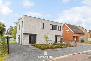 Voor meer info en foto’s, surf naar www.swevers.be – Welkom in deze recente halfopen BEN-woning in de Halstraat 113 bus 1 in Heusden-Zolder. Deze instapklare woning, gebouwd in 2024, biedt 150 m² bewoonbare oppervlakte en combineert hedendaags wooncomfort met energiezuinige technieken. De woning is volledig afgewerkt met een ingerichte keuken, stijlvolle badkamer, schilderwerken en een elegante stenen trap.<br />Via de inkomhal met gastentoilet en berging bereikt u de lichtrijke leefruimte met open keuken, samen goed voor een ruim en aangenaam geheel. Grote raampartijen zorgen voor een mooie verbinding met de volledig omheinde tuin, waar u dankzij de noordwestelijke oriëntatie volop geniet van de namiddag- en avondzon. Op de eerste verdieping bevinden zich drie slaapkamers van 19,80 m², 11,01 m² en 8,36 m², een moderne badkamer met inloopdouche en badkamermeubel, en een tweede toilet. De woning is uitgerust met een lucht-waterwarmtepomp, ventilatiesysteem D en energiezuinige centrale verwarming, wat garant staat voor lage energiekosten en een aangenaam wooncomfort. Het perceel van ca. 4a 49ca beschikt over twee private parkeerplaatsen en een verzorgd aangelegde voortuin. De ligging is bovendien bijzonder gunstig, op slechts 1,6 km van het centrum van Heusden, met winkels, scholen, openbaar vervoer en de autosnelweg in de nabije omgeving. Voor meer informatie, bel 011 255 155. Bron bewoonbare oppervlakte: EPC – verslag.