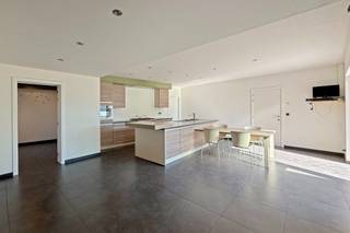 Deze unieke eigendom combineert een moderne woning met volledig ingerichte professionele ruimtes en biedt tal van mogelijkheden voor wie wonen en werken wil combineren. Ideaal voor voedingsgerelateerde beroepen (traiteur, marktkramer, beenhouwer, …), maar dankzij de flexibele indeling ook geschikt voor andere activiteiten.<br /><br /><strong>Woning (245 m² bewoonbare oppervlakte):</strong><br />Inkomhal met gastentoilet, ruime living en volledig ingerichte keuken, slaapkamer en badkamer op het gelijkvloers, kelder en 2 bergruimten, op de verdieping: 3 slaapkamers, badkamer en apart toilet, afgewerkt met hoogwaardige materialen en voorzien van alle moderne technieken.<br /><br /><strong>Professionele ruimtes (± 258 m²):</strong><br />Ingerichte winkel met koeltoog, koeling, airco en berging<br />Werkatelier met 2 koelcellen, diepvriesruimte, warme en koude keuken<br />Afwaslokaal met industriële vaatwasser, refter en aparte sanitaire voorzieningen<br />Magazijn van 92 m² met 2 hoge elektrische poorten<br />Ruime zolder van 258 m², ideaal als extra stockageruimte<br /><br /><strong>Technieken &amp; Comfort</strong><br />Vloerverwarming, 42 zonnepanelen en zonneboiler, camerabewaking en alarmsysteem, professionele waterontharder, basis domotica en uitstekende energiescore<br /><br /><strong>Troeven</strong><br />1.731 m² grondoppervlakte<br />Meer dan 750 m² parkeergelegenheid op eigen terrein<br />Instapklaar en volledig conform de recentste voedings- en veiligheidsnormen<br />Uitbreidbaar en aanpasbaar naargelang de wensen en activiteit<br /><br />Contacteer Henry Van Tornhout voor bijkomende inlichtingen of een vrijblijvend plaatsbezoek via +32 474 13 37 93 of via henry@kmovastgoed.be