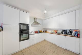 IRoeselare : Instapklaar duplexappartement met zolder voorzien van  3 slaapkamers en zonnig terras!Welkom in deze ruime en lichtrijke woning, ideaal...