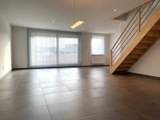 DUPLEX APPARTEMENT met 3 slaapkamers, terras en 2 staanplaatsen te huur in het centrum van Bekkevoort, Staatsbaan 174<br /><br />Het appartement heeft een bewoonbare oppervlakte van +/- 160m² en terras van +/- 21m²; is gelegen op de eerste verdieping van een statig gebouw met 4 wooneenheden en voorzien van lift.<br /><br />Ruim duplex appartement met op de bovenverdieping drie slaapkamers, een afgewerkte dressing, een badkamer met bad en ruime inloopdouche en ingebouwde kast en een apart toilet. <br /><br />De keuken en leefruimte vormen op het gelijkvloers van het appartement één groot geheel. Verder vind je er een inkomhal, een toilet en een berging met voldoende ruimte voor wasmachine, droogkast, diepvriezer… De living geeft uit op een groot terras met open zicht op een groene omgeving. <br /><br />De bewoners van dit appartement beschikken in de kelder over twee parkeerplaatsen en een privé-berging. Vooraan het appartementsgebouw bevinden zich vier gemeenschappelijke parkeerplaatsen.<br /><br />Dit duplex appartement is gelegen op een toplocatie in de dorpskern van Bekkevoort, slechts op 5 minuten van de oprit van de E314. Bovendien geniet je in de dorpskern ook van een goede busverbinding Leuven-Diest. <br />Het is vlakbij Traiteur, de Post, Bakker, Krantenwinkel, School, Banken, Apotheek en dokterspraktijk.<br /><br />Dit leuk en ruim appartement is voorzien van alle modern comfort, voorzien van raamdecoratie en inbouwspots. In de kelder is een ruime berging en 2 staanplaatsen. Het ruim terras heeft een open zicht op de achtertuin.<br /><br />Indeling van het appartement :<br />- inkomhal<br />- apart toilet<br />- berging met aansluiting voor wasmachine<br />- ruime leefruimte met open keuken en toegang tot het terras<br />- open volledig ingerichte keuken<br />- terras<br />- open trap naar verdiep<br />VERDIEP :<br />- apart toilet<br />- slaapkamer met ingerichte dressing<br />- twee slaapkamers <br />- badkamer met inloopdouche, bad en dubbele lavabo<br />- luik naar zolder<br /><br />Ondergronds is er een ruime kelder en 2 staanplaatsen.<br /><br />Voorzieningen <br />- raamdecoratie<br />- inbouwspots<br />- zonneluifel aan het terras<br />- toiletten en buitenkraan op regenwater<br />- instapklaar<br /><br />CV op gas<br />EPC : 87 kWh/m²/jaar; Label A<br /><br />Huurprijs :<br />Appartement + twee staanplaatsen : 1.090 € per maand<br />Vaste gemeenschappelijke kosten : 60 € per maand<br />TOTALE maandelijkse HUURPRIJS : 1.150 € <br /><br />Voor verdere informatie en/of plannen van een bezoek kan u ons bereiken op 013/311.233