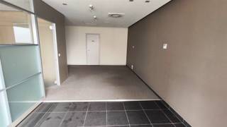 Au rez-de-chaussée commercial /bureau se trouvent actuellement plusieurs espaces de bureaux. Les murs intérieurs sont aménagables.Il y a une...