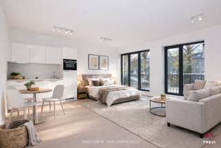 Prachtige studio te koop in UNIQ! Deze studio, met een oppervlakte van 54m², beschikt over een praktisch SLAAPHOEK en geniet van een zuidelijke oriëntatie. Gelegen in een groene en bruisende omgeving aan de Quai au Foin, biedt deze studio het perfecte toevluchtsoord in het hart van Brussel. Met hoogwaardige afwerkingen en energiezuinig, biedt deze studio een comfortabele en stijlvolle leefruimte, ideaal als een GESLAAGDE INVESTERING. Verkoop onderhevig aan registratierechten op de grond (12,5%) en BTW op de bouw (mogelijk 6% onder voorwaarden). Mis deze kans niet! Neem vandaag nog contact met ons op voor meer informatie.