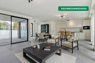 NIEUWBOUWWEEKEND 24 & 25/10/2026. Maak nu jouw afspraak en ontdek de laatste appartementen te koop tijdens het nieuwbouwweekend. Laat je verrassen door dit lichtrijk appartement met mooi terras! Tot dan?<br /><br />Nieuw en zeer kwalitatief appartement op het eerste verdiep te koop in residentie Arnoldus in Beselare met prachtige leefruimte, mooi terras en 2 slaapkamers. Ideaal voor wie duurzaam wil wonen met een historisch karakter. <br />Volledig geschilderd en voorzien van verlichting. Aankoop aan 6% BTW mogelijk. <br /><br />KIES BESELARE<br />Welkom in het levendige en bruisende Beselare! Een klein dorp met een groot hart. Ambachtelijke slager en bakkers, buurtwinkels, apotheek, verschillende horeca-aangelegenheden… Alles op wandelafstand van de markt.<br /><br />OPTIMALE MOBILITEIT<br />Aan de afrit van de A19 ligt Beselare erg strategisch. Het is slechts 10 minuten rijden naar Ieper en een kwartiertje naar Roeselare en Kortrijk. Eenmaal ter plaatse is alles bereikbaar met de fiets of te voet. Een fietsenberging kon uiteraard niet ontbreken in dit duurzaam project. <br /><br />Wens je liever de vrije keuze van afwerking? Er is nog een identiek casco-appartement beschikbaar. <br />(LAATSTE 2!) <br /><br />Ervaar de unieke sfeer en hoogwaardige afwerking van Arnoldus!<br />Neem contact op met Maxime op 0493 25 32 64 voor meer informatie of een vrijblijvend bezoek ter plaatse.<br /><br />Het appartement bestaat uit: Inkomhal - Ruime en lichtrijke woonkamer met grote raampartijen - Open keuken met keukeneieland voorzien van inductiekookplaat met ingewerkte dampkap, frigo, combi-oven, dubbele spoelbak en vaatwasmachine - Aansluitende berging/washok (voldoende ruimte) - Leuk en rustig terras - Nachthal met apart toilet - Badkamer voorzien van lavabomeubel en inloopdouche - 2 slaapkamers. <br /><br />Mogelijkheid van aankoop betaalbare privé autostaanplaatsen! <br /><br />Ervaar de unieke sfeer en hoogwaardige afwerking van Arnoldus!<br />Neem contact op met Maxime op 0493 25 32 64 voor meer informatie of een vrijblijvend bezoek ter plaatse.<br />