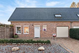 Perfect onderhouden HOB met 3 slaapkamers rustig gelegen op een zonnig georiënteerd perceel van 3a27ca te Beverlo. Belangrijkste troeven:- Centrale...