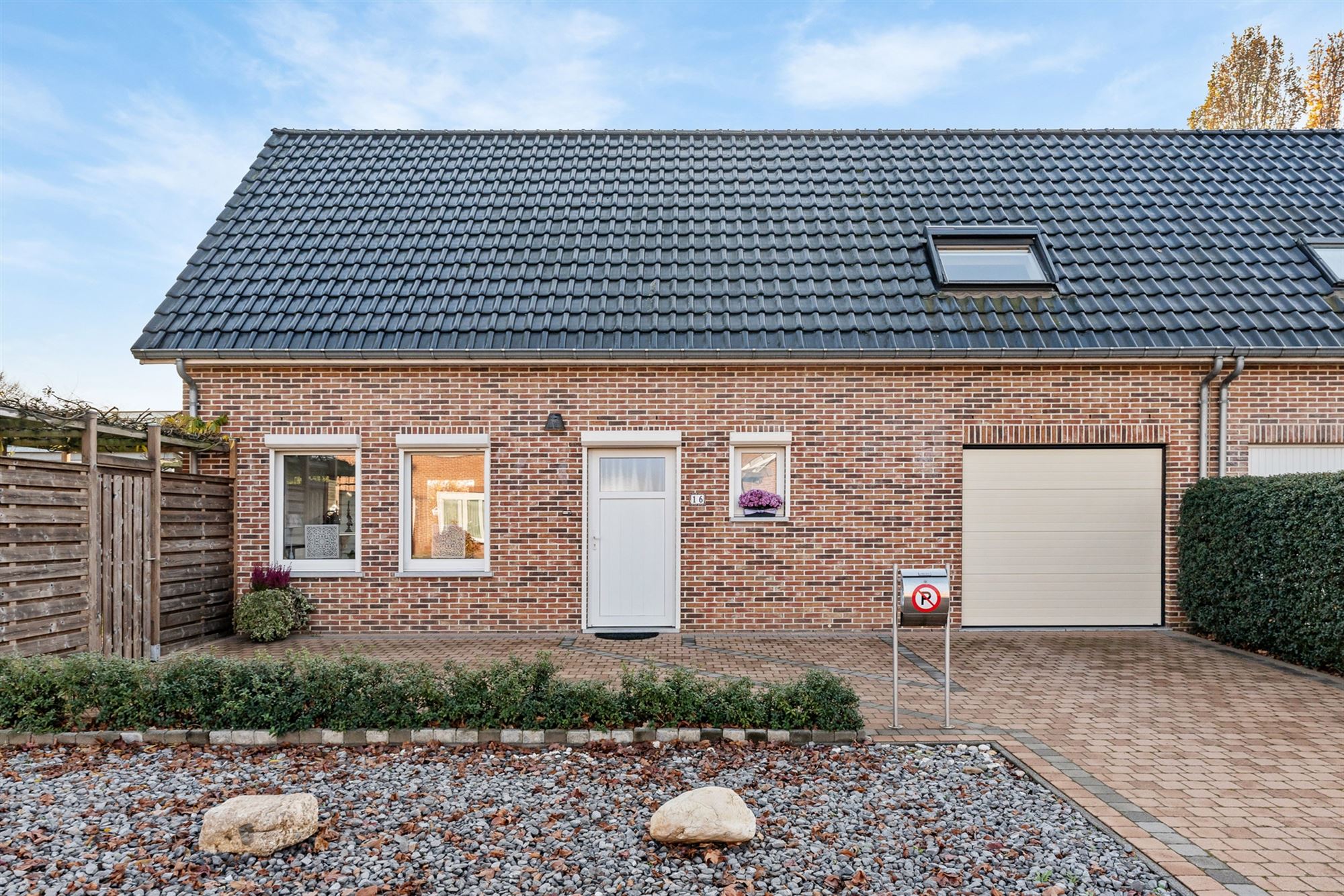 PERFECT ONDERHOUDEN HOB MET 3 SLAAPKAMERS RUSTIG GELEGEN OP EEN ZONNIG GEORIËNTEERD PERCEEL VAN 3A27CA TE BEVERLO. - foto 2