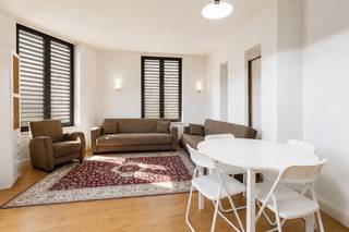 <p>Mooi, gezellig en centraal gelegen studio in het historisch centrum van Brussel waar het aangenaam wonen is. Het bevindt zich op de gelijkvloerse verdieping van een kleine en goed beheerde en onderhouden residentie.<br />Het bestaat uit een inkomhal, een slaaphoek, een keuken en een doucheruimte met toilet.<br />Gelegen vlakbij het Sint-Katelijneplein en op amper 10 minuutjes wandelen van de Grote Markt en in de onmiddellijke nabijheid van metrohalte Sint-Katelijne, scholen, restaurants, winkels en andere faciliteiten.<br />Ideaal voor eigen bewoning, als pied-à-terre of als investering met een mooi huurrendement. Momenteel verhuurd.<br />Te bezoeken!<br />EPC klasse G, 709 kWhEP/m²/an, 142 CO² par m².</p>