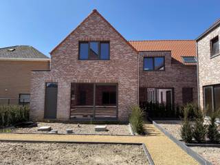 <p><strong>Te koop: Casco woning 2 met veel potentieel – aan 6% btw</strong><br />Woning 2 maakt deel uit van een <strong>kleinschalig woonproject met meerdere woningen</strong>, opgevat als een aangename <strong>woongemeenschap</strong>. Dit biedt extra voordelen zoals <strong>meer veiligheid</strong>, een rustige woonomgeving en een sterk buurtgevoel.</p>
<p>De casco woning vormt een uitstekende basis om volledig naar eigen smaak af te werken en beschikt over <strong>2 slaapkamers</strong>, een <strong>badkamer</strong>, een <strong>keuken</strong> en een <strong>open leefruimte</strong> die zorgt voor een ruimtelijk en licht gevoel. Daarnaast zijn er <strong>parkeergelegenheden</strong> voorzien, wat extra comfort en gemak biedt.</p>
<p><strong>Verkoop aan 6% btw (onder voorwaarden).</strong><br />Interesse? Neem gerust contact op voor meer informatie of een bezoek.</p>