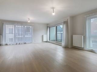 Le moyen le plus rapide pour visiter cette propriété ? Demandez votre visite via le bouton rouge de notre site Web (www.dewaele.com) et vous serez contacté par l'un de nos experts en location.Appartement lumineux de 2 chambres avec terrasse dans un emplacement très central sur De Munt à Roeselare.Cet appartement est agencé comme suit :- Entrée- Cuisine ouverte entièrement équipée - Espace de vie lumineux- Chambre principale- Bureau/chambre- Salle de bain meublée avec lavabo et douche- Toilettes séparées- Local de rangement avec raccordement pour machine à laver- TerrasseCaractéristiques supplémentaires :- Prêt à emménager et lumineux- Finition avec des matériaux de qualité- Faible consommation d'énergie- Ascenseur dans le bâtiment- Situation très centrale sur De Munt, à proximité des commerces, des transports en commun,...Êtes-vous intéressé par cet appartement à louer à Roeselare ? N'hésitez pas à nous contacter.