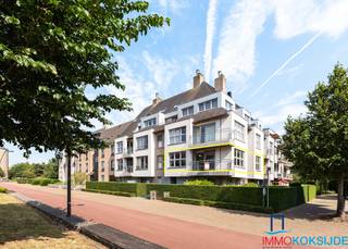 <strong>Koksijde-Bad, Residentie Alisé, Modern appartement met 2 slaapkamers en terras, 1e verdieping met lift.</strong><br /><br />Het appartement bestaat uit: inkomhall met toilet,  lichtrijke leefruimte met aangenaam zicht en toegang tot het terras, open en volledig ingerichte keuken, 2 slaapkamers en een  badkamer met, wastafel in meubel, ligbad en aansluiting wasmachine en droogkast. Het appartement is volledig betegeld en individuele centrale verwarming op aardgas. Een grote private kelder is inclusief.<br /><br /><strong>Dit prachtige appartement is instap klaar en is gelegen in een aangename en rustige buurt! Beschikbaar aan de notariële akte.</strong>