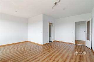<p><span>Hier geniet je van een gunstige ligging net buiten de Singel. Dankzij de nabijheid van Berchem-Station en Mortsel-Station is dit een uitstekende uitvalsbasis voor wie pendelt met het openbaar vervoer. Ook met de wagen bereik je in enkele minuten de snelweg en belangrijke invalswegen. Winkels, openbaar vervoer en andere voorzieningen bevinden zich bovendien vlakbij, waardoor je hier geniet van een vlotte bereikbaarheid met alle voordelen van de stad binnen handbereik.</span></p><p><span> </span></p><p><span>De studio bevindt zich op de zevende verdieping van een goed onderhouden gebouw van 8 hoog. Hij is steeds netjes onderhouden en is instapklaar. Je komt binnen in de aparte hal met praktisch ingemaakte kast. Rechts heb je toegang tot de badkamer (4 m²) met ligbad/douche, lavabo, toilet en ruimte om een wasmachine te plaatsen. Vervolgens betreed je het lichtrijke gecombineerde leef- en slaapgedeelte van zo’n 24 m². De aparte keuken (5 m²) beschikt over een basisuitrusting. </span></p><p><span> </span></p><p><span>Een extra troef is het zuid-georiënteerde terras van 6 m², waar je kan genieten van een uitgestrekt zicht over de omgeving.<br />De vaste maandelijkse kosten bedragen €300 en omvatten privatieve verwarming en water, syndicus, blokpolis, minuterie, liften, onderhoud gebouw, schoonmaak, reservefonds, etc..</span></p><p><span> </span></p><p><span>Tot slot staat er nog een privatieve kelderberging ter beschikking.</span></p><p><span> </span></p><p><span>Ben je op zoek naar een startersappartement of een interessante investering op een absolute toplocatie? Mis deze kans niet! Bruikbare vloeropp. 39 m² – ref.: bruto vloeropp. EPC-certificaat. Voor meer info of een gratis schatting surf naar www.hansimmo.be</span></p><p><span> </span></p>