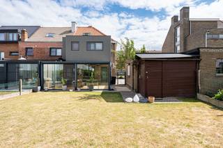 Deze ruime woning biedt een aangename combinatie van comfort, ruimte en een praktische indeling. Met een EPC-label B, een conforme elektrische installatie en een laadpaal is ook op technisch vlak alles goed voorzien.<br /><br />Via de inkomhal kom je in de grote leefruimte, met een aparte keuken en eetplaats. De eetplaats sluit rechtstreeks aan op de volledig afgewerkte veranda, die als extra leefruimte kan worden gebruikt en uitkijkt op de leuke tuin.<br /><br />Op de eerste verdieping bevindt zich een bijzonder ruime masterbedroom met een aparte dressing. Daarnaast zijn er een mooie badkamer en een tweede slaapkamer.<br />De tweede verdieping telt nog twee slaapkamers, waardoor de woning in totaal vier slaapkamers heeft.<br /><br />Airco in de masterbedroom en gelijkvloers. <br /><br />Buiten beschikt de woning over een aangename tuin, een oprit voor 2 wagens en een grote berging. <br /><br />Contacteer Top Vastgoed voor een bezoek op 0475 700 700.