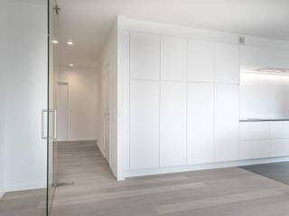 Deze unieke penthouse in een Bijna-Energie-Neutraal appartement met drie volwaardige slaapkamers bevindt zich op de vierde verdieping van residentie “van de Werve”. Het appartement heeft een ruime inkomhal met gastentoilet. De leefruimte met parket heeft een volledig uitgeruste keuken met eiland, een zitgedeelte en een stuk inpandig terras dat toegang biedt aan het dakterras.<br />De badkamer heeft een dubbele wastafel, inloopdouche en ligbad. In het appartement zelf is een grote technische berging, waar zich de warmtepomp en andere technieken bevinden. Het appartement heeft overal vloerverwarming en een gepantserde veiligheidsdeur.<br />In de ondergrondse parkeergarage is er eveneens een staanplaats met aanpalende bergruimte en het gebruik van de fietsenstalling in de prijs inbegrepen. <br /><br />De gemeenschappelijke kosten bedragen €190,-.