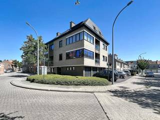Stijlvol gerenoveerd (2021) appartement te Assebroek! Geniet van 2 volwaardige slaapkamers, een heerlijk terras en het ultieme parkeergemak met een eigen garage én staanplaats. <br /><br />Indeling: <br />Gelijkvloers: <br />- afgesloten garagebox en staanplaats <br /><br />2de verdieping: <br />- inkomhal met vestiaire en ingemaakte kasten (met voorziening voor wasmachine en droogkast)<br />- apart toilet<br />- woonkamer met toegang tot terras<br />- keuken voorzien van frigo, spoelbak, kookplaat, oven, microgolf en vaatwasser<br />- berging <br />- slaapkamer<br />- slaapkamer<br />- badkamer met douche, lavabo en kastjes <br /><br />Algemeen: <br />- Huurprijs: € 900,00/maand <br />- Geen syndickosten <br />- Beschikbaar vanaf: 01/10/2026<br /><br />De snelste manier om een bezoek te brengen aan dit pand? Vraag je bezoek aan via de roze knop op onze website (www.dewaele.com) en je wordt gecontacteerd door onze verhuurexpert Broes.<br /><br />Telefonisch kunnen er geen afspraken gemaakt worden. Bij andere vragen kun je ons telefonisch contacteren via 050 444 999.