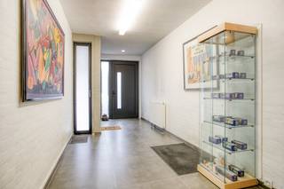 Cette villa de caractère sur un terrain de 745 m² est située dans un quartier résidentiel calme à proximité du centre de Wevelgem. Avec une...