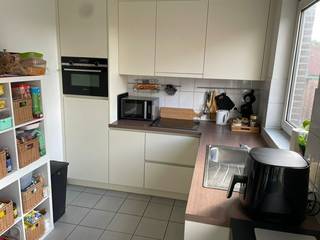 Zeer goed onderhouden appartement op 2de V (GEEN lift) bestaande uit : inkomhal, woonkamer, ingerichte open keuken, nachthal, 2...