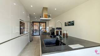 <p><span>Bij ImmoFusion 7/7 "open huis" : klik op onze 3D-TOUR.<br />Ervaar vastgoed alsof je er zelf doorheen loopt!</span></p>
<p>Deze vrijstaande en volledig opgefriste woning bevindt zich in een rustige en aangename woonwijk, net achter het bruisende centrum van Beringen. Op wandelafstand vindt u een warme bakker, scholen en diverse winkels – ideaal voor wie graag alles dichtbij heeft.</p>
<p>In 2019 onderging de woning een grondige renovatie. Zo werden de ramen en deuren vernieuwd, de muren opnieuw geïsoleerd en bepleisterd, de vloer vervangen, het dak volledig geïsoleerd en werd de zolder ingericht als volwaardige ruimte. Bovendien werd er overgeschakeld naar een energiezuinige HR-gasketel. Er zijn in totaal 14 zonnepanelen aanwezig op dak waardoor je een energielabel A scoort!</p>
<p>Bij het betreden van de woning komt u in een ruime inkomhal. Aansluitend bevindt zich een extra kamer die kan dienen als bureau, hobbykamer of een logeerkamer.</p>
<p>De lichtrijke leefruimte is ingedeeld in een apart zit- en eetgedeelte, met een aangenaam zicht op het terras. Vanuit de keuken, die voorzien is van voldoende opbergruimte en een ruime werkblad, geniet u via een schuifraam van directe toegang tot het terras en een mooi zicht op de verzorgde buitenruimte.</p>
<p>De gezellige overdekte terras vormt een mooie overgang tussen binnen en buiten en biedt in de zomer een extra leefruimte.</p>
<p>Op de eerste verdieping bevinden zich drie ruime slaapkamers, allen afgewerkt met laminaatvloer. De badkamer beschikt over een ligbad, lavabo met opbergmeubel en een hangtoilet.</p>
<p>De zolder is bereikbaar via een vaste trap en is ingericht als een master bedroom met een aparte dressing en make-upruimte. Dankzij het grote dakraam is deze ruimte bijzonder licht en aangenaam.</p>
<p>De woning staat op een onderhoudsvriendelijk, volledig omheind perceel met een zuidelijk georiënteerde tuin. Het terras achteraan werd mooi beklinkerd en biedt veel privacy. Aan de voorzijde is er voldoende parkeergelegenheid op eigen terrein.</p>
<p><span>Pluspunten:<br /></span><span>- Epc A!<br /></span><span>- instapklaar!<br /></span><span>- overdekt terras!<br /></span><span>- onderhoudsvriendelijk perceel!<br /></span><span>- leuke, rustige en centrale omgeving</span><span><br /></span><span>- nieuwe ramen en deuren!<br /></span><span>- Zonnepanelen 14 stuks<br /></span><span>- Buitenmuren volledig crepi</span></p>
Voor een bezichtiging ter plaatse of meer info, bel ons op 078/78.78.70, of kom gewoon binnen op ons kantoor!