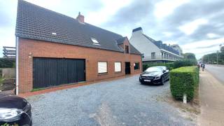 Dit duplex appartement is gelegen op wandelafstand van zee en strand<br />dicht nabij een tramhalte en op wandelafstand van het centrum ( 15min ) <br /><br />In een kleinschalig gebouw zonder algemene kosten.<br /><br />Gelegen op de eerste verdieping achteraan het gebouw<br /><br />Voorzien met een inkomdeur, ingerichte keukenblok met plaats voor wasmachine,<br />gezellige woonkamer met zuidgericht balkon.<br />Badkamer met toilet, lavabo en douche cabine.<br /><br />Tevens een kleine berging op de hal en een privatieve parkeerplaats voor het gebouw.<br /><br />Op heden vast verhuurd aan 606,17 euro + provisie voor water, gas en elektro 210 euro per maand.<br /><br />Verwarming op aardgas, epc 199 = Label B<br /><br />Ideaal als investering of als vaste woonst.<br />Vrij na opzegging huurders.<br /><br />Bezoeken en afspraken via kantoor<br /><br />