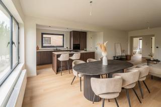 Totaalrenovatie 2026. Recent volledig gerenoveerd appartement met 2 slaapkamers, terras en garage in een rustige omgeving te Mortsel<br /><br />In een rustige en aangename woonomgeving te Mortsel bevindt zich dit recent en hoogwaardig gerenoveerde appartement met twee ruime slaapkamers. Dankzij de kwalitatieve afwerking, energiezuinige voorzieningen en praktische indeling is dit de ideale woonst voor eigen bewoning of een interessante investering.<br /><br />Het appartement maakt deel uit van een kleinschalig gebouw met slechts vier appartementen, dat in 2026 een totaalrenovatie onderging. Bij het betreden van het appartement komt u terecht in de inkomhal met apart gastentoilet. De ruime en lichtrijke leefruimte sluit naadloos aan op de open, volledig geïnstalleerde keuken, uitgerust met een kookeiland, inductiekookplaat met geïntegreerde dampkap, vaatwasser, afzonderlijke koelkast en diepvriezer, en ruime opbergmogelijkheden. Aansluitend bevindt zich een praktische berging met aansluitingen voor wasmachine en droogkast.<br /><br />Verder beschikt het appartement over twee volwaardige slaapkamers, een moderne badkamer met inloopdouche en een gezellig terras waar u in alle rust kan genieten.<br />Ook op technisch vlak werd niets aan het toeval overgelaten. Het gebouw werd energetisch volledig geoptimaliseerd met gevelisolatie, nieuwe hoogrendementsbeglazing en een geïsoleerd plat dak. <br /><br />De elektriciteitsinstallatie is volledig conform en ook alle leidingen voor verwarming en gas werden vernieuwd.<br />Achteraan het gebouw bevindt zich een ruime garagebox, bereikbaar via de zijkant van het pand. Deze garage dient verplicht mee aangekocht te worden voor € 25.000.<br /><br />Een instapklaar appartement waar comfort, energiezuinigheid en een rustige ligging perfect samenkomen.<br /><br />