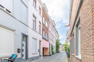 Deze prachtige woning, gelegen in het bruisende centrum van Mechelen, biedt u de perfecte mix van stadsleven en comfort. Met maar liefst vier...