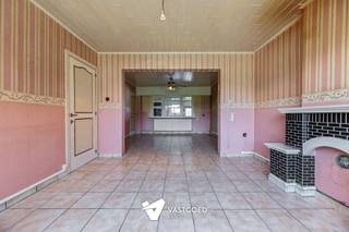 <p><span>Woning met potentieel en ca 90m2 bijgebouwen op mooie ligging</span></p><p><span> </span></p><p><span>Belangrijkste troeven:</span></p><p><span>- Ideale ligging: rustig nabij het centrum</span></p><p><span>- Enorm potentieel</span></p><p><span>- 3 slaapkamers</span></p><p><span>- Vaste trap naar zolder voor extra mogelijkheden</span></p><p><span>- ca 90m2 bijgebouwen</span></p><p><span>- Mooi perceel van 818m2</span></p><p><span> </span></p><p><span>Bekijk zeker ook onze grondplannen met de afmetingen. Zo krijgt u van thuis uit al een perfect beeld van wat deze woning te bieden heeft!</span></p><p><span>Wenst u meer info of een vrijblijvende bezichtiging, contacteer dan ons kantoor op het nummer 014 39 99 99 en wij helpen u graag verder.</span></p>