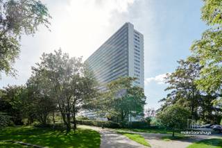 U kan zich inschrijven voor de bezoekmomenten via de website.<br /><br />Dit stijlvol, modern afgewerkt en instapklaar appartement van 99m2, baadt dankzij de dubbele oriëntatie de hele dag in het licht. U geniet aan beide zijden van een eigen terras met vergezicht. Een doordachte indeling scheidt de leefruimte, via een ruime doorloop, van de slaapkamer. <br /><br />De living met eethoek vormt het hart van de woning. Via brede schuiframen stapt u het terras op, waar de glazen balustrade het zicht vrijhoudt: dé plek voor een zondagsontbijt of een aperitief terwijl de stad onder u oplicht. De open keuken met inbouwoven, kookplaat en een kamerhoge kastwand met nis voor een Amerikaanse koelkast biedt bergruimte in overvloed, in combinatie met een prachtig uitzicht. <br /><br />Aan de andere zijde ligt een royale, lichtrijke slaapkamer met o.a. ingemaakte kasten, plaats voor een bureau- of leeshoek en rechtstreekse toegang tot het tweede terras. Hier wordt u wakker met een zicht op de andere kant van Gent. De ruim opgevatte badkamer beschikt over een inloopdouche, een lavabo en een zwevend toilet. Bovendien is het appartement volledig rolstoeltoegankelijk, wat comfortabel wonen garandeert voor vandaag én later.<br /><br />Ten slotte biedt een afgesloten garagebox plaats aan uw wagen, fietsen of extra spullen en maakt het plaatje compleet.<br /><br />Licht, ruimte, privacy en een uitzicht dat nooit verveelt, met het bruisende stadsleven binnen handbereik.