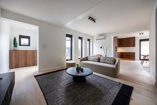Verscholen op een rustig en kleinschalig woonerf in Deurne bevindt zich deze aangename gerenoveerde eengezinswoning met private buitenruimte. Deze woning is de eerste van 3 gerenoveerde woningen. De ligging in het binnengebied zorgt voor extra rust en privacy, terwijl alle stedelijke voorzieningen van Deurne en Antwerpen vlot bereikbaar blijven. De grote raampartijen en directe verbinding met de tuin creëren bovendien een aangename, lichte woonbeleving.<br />Indeling: De inkomhal brengt ons in de gezellige leefruimte met veel lichtinval. en zorgt onmiddellijk voor sfeer en rust. We lopen verder naar de stijlvolle keuken met zicht naar de ingesloten tuin met extra buitenberging. Verder is er nog de berging/technische ruimte. Tenslotte is er beneden nog het gastentoilet. Op de 1ste verdieping geeft de nachthal toegang tot de 3 slaapkamers, de badkamer en een apart toilet.<br />De voorgevel wordt nog afgewerkt met crepi. Een parkingplaats kan optioneel bij aangekocht worden voor 25.000 euro.<br />Troeven: <br />- high end gerenoveerd<br />- EPC A<br />- warmtepomp/airco<br />- strategische locatie<br />- optioneel parkingplaats voor 25.000 euro<br />Lijkt deze woning iets voor u? Neem dan snel contact op via 03 360 85 30.