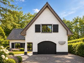 <p>Gelegen in een rustige, doodlopende straat bevindt zich deze villa op een ruim perceel van ca. 1.753 m². Dankzij de groene omgeving en de nabijheid van het Antitankkanaal is dit de ideale woning voor wie houdt van rust, natuur en buitenleven.</p>
<h3>Indeling</h3>
<p>Via de inkomhal, voorzien van een gastentoilet met handenwasser en een vestiaire, betreedt u de woning. De ruime leefruimte met open haard vormt het hart van de woning. In het salon reikt het plafond tot in de nok, wat zorgt voor een uitzonderlijk gevoel van ruimte en licht.</p>
<p>Grote schuiframen bieden een mooi zicht op het terras en de tuin en zorgen voor een directe verbinding met buiten. Aansluitend bevindt zich de ingerichte keuken, eveneens met uitzicht op en toegang tot de tuin.</p>
<p>Verder beschikt de woning over een inpandige garage met automatische sectionaalpoort. Vanuit de garage is de kelder bereikbaar.</p>
<h3>Verdieping</h3>
<p>De overloop met vide, momenteel ingericht als bureauruimte, geeft toegang tot twee ruime slaapkamers. De hoofdslaapkamer beschikt over een praktische dressing.</p>
<p>Daarnaast zijn er twee badkamers, beide uitgerust met een lavabo, douche en toilet.</p>
<p>De bergzolder is bereikbaar via een uitschuifbare trap.</p>
<h3>Buitenruimte</h3>
<p>De volledig omheinde tuin biedt tal van mogelijkheden. Achteraan bevindt zich een paddock van ca. 1.000 m² met daarop paardenstallen, ideaal voor paardenliefhebbers of het houden van dieren.</p>
<p>Dankzij de ligging vlak bij het Antitankkanaal geniet u van een prachtige omgeving voor wandelingen, fietstochten en buitenactiviteiten.</p>
<h3>Bijzonderheden</h3>
<ul>
<li>Rustige ligging in een doodlopende straat</li>
<li>Perceel van ca. 1.753 m²</li>
<li>Kelder en kruipkelder</li>
<li>Verwarming op aardgas (condensatieketel uit 2022)</li>
<li>EPC: 382 kWh/m²/jaar</li>
<li>UC: 3910607</li>
<li>Stedenbouwkundige inlichtingen: Vg – Wg – Gvv – Gvkr – Gmo – Gworg</li>
</ul>