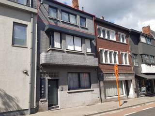 Dit eigentijds duplex-appartement bevindt zich in een kleine residentie, uitkijkend op de Leie.We treffen op de tweede verdieping, naast een centrale...