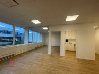 <strong>Instapklare kantoorruimte </strong>van <strong>135 m²</strong> in Groot-Bijgaarden<br />Deze instapklare kantoorruimte geniet van een strategische ligging op slechts 700 meter van de op- en afrit Sint-Agatha-Berchem (R0), met een vlotte verbinding naar de E40. Ook met het openbaar vervoer is de bereikbaarheid uitstekend: het station van Groot-Bijgaarden ligt op amper 400 meter.<br /><br />Lichtrijke kantoorruimte met een efficiënte en functionele indeling. De ruimte beschikt over een volledig uitgeruste kitchenette met vaatwasser, een aangename eetruimte, moderne vergaderzalen met glazen wanden en aparte one-to-one ruimtes voor discreet overleg. Grote raampartijen met dubbele beglazing zorgen voor een aangename werksfeer, terwijl een douche het geheel vervolledigt.<br /><br />Het kantoor maakt deel uit van het verzorgde Westpoint Business Park, dat ruime parkeermogelijkheden biedt. Ideaal voor bedrijven die op zoek zijn naar een moderne, efficiënte en vlot bereikbare werkplek.<br /><br />Neem contact op met <strong>PANORAMA B2B</strong> voor meer informatie, plannen of een vrijblijvend plaatsbezoek via<strong> 0477 09 00 09.</strong>