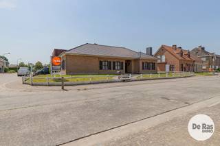 EERSTE BEZOEKDAG WOENSDAG 19/08 VAN 17U TOT 20U OF DONDERDAG 20/08 VAN 17U TOT 20U (enkel op afspraak!)<br /><br />HERZELE - Deze op te frissen bungalow met 3 slaapkamers vindt u in een rustige verkaveling nabij het centrum van Herzele. De ligging van dit pand is bijzonder aantrekkelijk met scholen, winkels en horecazaken in de directe omgeving. Daarnaast geniet deze woning van een heel goede bereikbaarheid door de nabijheid van het openbaar vervoer, het station, belangrijke invalswegen en de E40.<br /><br />Naar indeling toe bevindt zich in de woning een inkomhal met gastentoilet, een ruime, lichtrijke leefruimte, een keuken, een bijkeuken en een inpandige garage. Verder is er ook nog de nachthal, 3 slaapkamers en een badkamer. De woning beschikt ook nog over een hele ruime zolder die nog veel mogelijkheden kan bieden.<br /><br />De leuke tuin is een extra troef!<br /><br />Naar comfort toe is de woning voorzien van dubbele beglazing (hout), centrale verwarming op stookolie, 8cm plafondisolatie,...<br /><br />Kortom, bent u op zoek naar een op te frissen bungalow met 3 slaapkamers, garage en een leuke tuin? Aarzel dan niet en maak snel een afspraak! Voor meer info en bezoek 053/60.65.60.