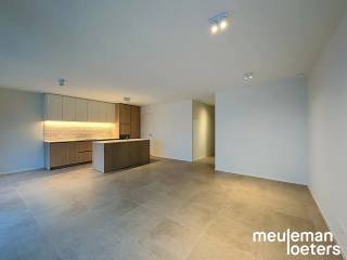 Découvrez ce superbe appartement trois chambres dans la résidence neuve et moderne Résidence Delphine, idéalement située en plein centre de Veldegem. Ce bien au premier étage allie confort contemporain, techniques de pointe et agencement réfléchi.<br /><br />En entrant, vous accédez à un séjour lumineux avec une cuisine ouverte entièrement équipée. La cuisine est dotée d'appareils de qualité SMEG, comprenant un lave-vaisselle, une plaque à induction avec hotte intégrée, une combinaison réfrigérateur-congélateur et un four à chaleur tournante. Une grande buanderie attenante offre les raccordements nécessaires pour la machine à laver et le sèche-linge.<br /><br />L'appartement comporte deux grandes chambres doubles, dont une avec sa propre douche, ainsi qu'une chambre simple supplémentaire.<br /><br />La salle de bain moderne et élégante est pourvue d'une douche à l'italienne, d'un double lavabo, d'une armoire murale pratique et d'un radiateur sèche-serviettes.<br /><br />Un des atouts majeurs est la grande terrasse, parfaite pour profiter paisiblement de l'extérieur.<br /><br />L'appartement comprend également un garage privatif inclus dans le prix, équipé d'une porte automatique avec éclairage et électricité. Il est possible d’y installer une borne de recharge électrique et de louer un garage supplémentaire pour 75 euros par mois. De plus, un local à vélos et un espace pour les déchets améliorent le confort pratique.<br /><br />Grâce à une conception énergétique neutre, aux technologies récentes et aux finitions de haute qualité, vous bénéficiez ici d'un habitat durable sans compromis sur le confort. Le logement est également équipé de luminaires et de rails pour rideaux.<br /><br />Une solution de vie idéale pour qui cherche un logement moderne, écoénergétique et confortable, parfaitement situé à Veldegem!