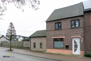 <p><strong>Instapklare, duurzame gezinswoning op topligging in Meldert<br /></strong><br />In het gezellige Meldert, een deelgemeente van Aalst, vind je deze grondig gerenoveerde woning op een bijzonder gunstige locatie met vlotte verbindingen naar de belangrijkste invalswegen. De recente totaalrenovatie zorgt voor een hedendaags interieur met lichtrijke leefruimtes waar comfort en elegantie centraal staan.<br /><br />Buiten nodigt de aangename, overdekte zithoek uit tot ontspanning in elk seizoen. De volledig afgesloten tuin garandeert rust en privacy en is ideaal voor wie huisdieren heeft.<br /><br />Ook op technisch vlak scoort deze woning uitstekend: <strong>asbestveilig</strong>, een <strong>conforme elektrische installatie</strong> en uitgerust met <strong>energiezuinige voorzieningen en zonnepanelen met batterij</strong>, waardoor ze helemaal klaar is voor de toekomst.<br /><br />Een <strong>moderne, duurzame en onmiddellijk bewoonbare woning</strong> op een uitstekende locatie – een kans die je niet wil missen.<br /><br />👉 <strong>Kijk alvast binnenin:</strong> Virtuele toer (https://my.matterport.com/show/?m=uuC6s4sy1Zk)<br />📞 <strong>Meer info &amp; bezoeken:</strong> 052 690 691 – bert@immotijl.be</p>