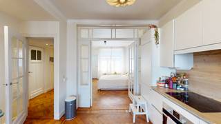 Zonnig en ruim appartement op toplocatie in Antwerpen. <br /><br />Indeling: Via de inkomhal komt u in de leefruimte met salon- en eetgedeelte en open keuken. De hoge plafonds en vele raampartijen laten de ruimtes baden in het licht. Er is tevens aansluiting voor was- en droogautomaat. Ruime master-slaapkamer met en-suite badkamer met douche en wastafel. Voorts via de nachthal een tweede slaapkamer. Verder nog een separaat toilet. <br /><br />TROEVEN: <br />- Appartement met veel charme <br />- Bovenste verdieping<br />- Kleinschalig gebouw met lift