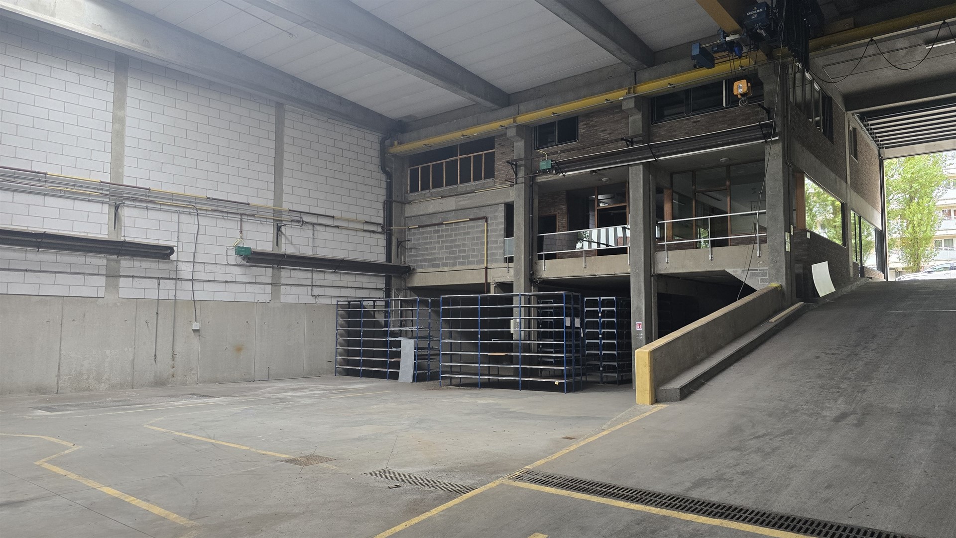 Opportunité Unique : Grand Atelier/Entrepôt (1050 m²) avec Espace Bureau (140 m²) à Laeken (Mutsaard) - photo 1