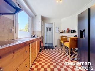 Deze charmante gezinswoning geniet van een rustige doch centrale ligging op wandelafstand van verschillende winkels, diensten en openbaar vervoer.<br /><br />De toffe woning geniet van volgende indeling:<br /><br />Op de gelijkvloerse verdieping bevinden zich een inkomhal met vestiairemogelijkheid, een berging onder de trap, een leefruimte met eet- en zithoek, een leefkeuken (voorzien van keramische kookplaat, dampkap, combi-oven, dubbele spoelbak, vaatwasmachine en koelkast met vriesvak en een badkamer met ligbad inclusief douchemogelijkheid, een lavabo, een hangtoilet en aansluiting voor wasmachine en droogkast.<br /><br />Op de eerste verdieping bevinden zich een nachthal en twee ruime slaapkamers (tweepersoonskamers).<br /><br />Via een vaste trap is de tweede verdieping toegankelijk met een derde zeer ruime slaapkamer.<br /><br />Links van de woning is een fietsdoorgang voorzien.<br /><br />Achteraan de woning is een mooi aangelegde tuin gelegen met 2 terrassen en is er een buitenberging aanwezig (waar een waterontharder geplaatst werd).<br /><br />De woning werd uitgerust met 6 zonnepanelen voor huishoudelijk elektrisch verbruik (ong. 2500 WATT).<br /><br />