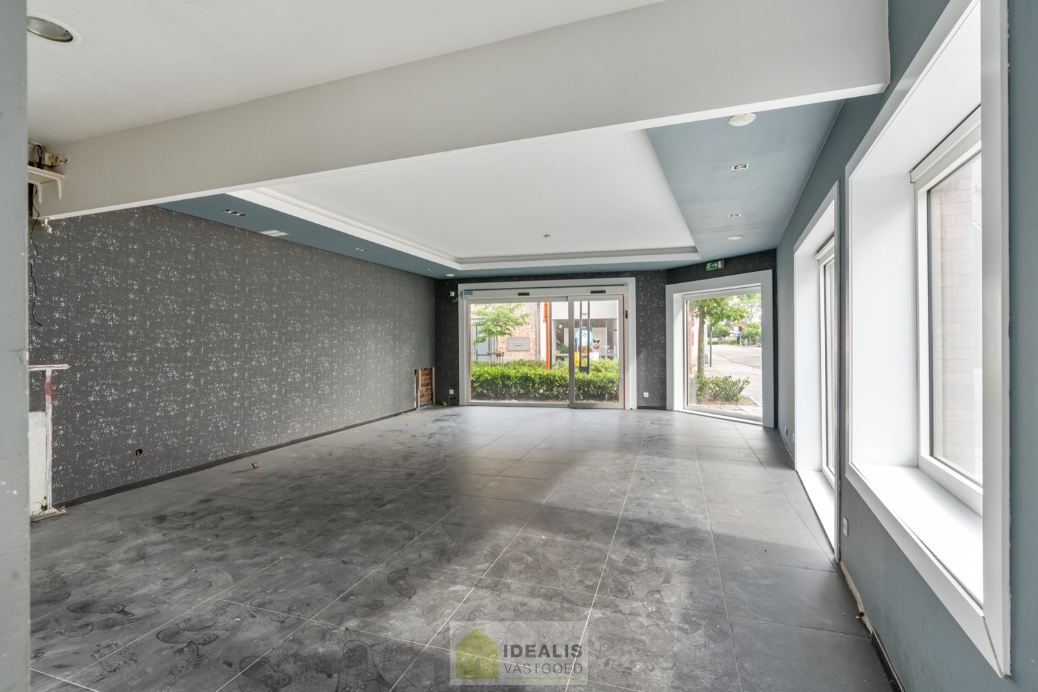 IDEALIS VASTGOED - HANDELSRUIMTE MET TAL VAN MOGELIJKHEDEN OP EEN TOPLOCATIE IN HET CENTRUM VAN PEER! Dit handelspand van +- 92m² is gelegen op de meest levendige winkelstraat van Peer met een breed aanbod aan winkels, restaurants en dienstverlenende bedr - foto 5