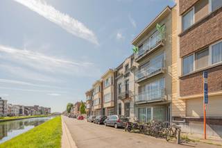 <p>Wonen aan het water? Dit verzorgd gelijkvloers appartement combineert een rustige ligging langs de Geerdegemvaart met een uitstekende bereikbaarheid. U geniet hier dagelijks van het uitzicht en de rust van het water, terwijl het centrum van Mechelen, winkels, scholen, openbaar vervoer en belangrijke invalswegen zich op korte afstand bevinden.</p><p></p><p>Het appartement maakt deel uit van een kleinschalige residentie en verwelkomt u met een aangename leefruimte. Dankzij de grote raampartijen geniet u hier de hele dag van natuurlijk licht. De woonkamer sluit naadloos aan op de recente, volledig uitgeruste open keuken, die voorzien is van alle hedendaagse comfort en voldoende werk- en bergruimte.</p><p>Verder beschikt het appartement over twee volwaardige slaapkamers, een verzorgde badkamer met douche en een praktische berging/wasplaats die extra opslagmogelijkheden biedt.</p><p></p><p>Een absolute meerwaarde is de buitenruimte aan de achterzijde waar u in alle privacy kunt ontspannen.</p><p>Daarnaast beschikt het appartement over een ondergrondse kelderberging, ideaal voor extra stockage.</p><p>Ook technisch scoort deze eigendom uitstekend:  een <strong>EPC-label C</strong> en een <strong>conforme elektrische installatie</strong>, wat bijdraagt aan een zorgeloze aankoop.</p><p></p><p>Een instapklaar appartement op een centrale locatie aan het water!<br />Interesse? Vraag vandaag nog je bezoek aan!</p>