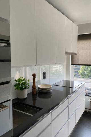 Ruim 2-slpk appartement met terras Gent Zuid<br /><br />Extra troeven:<br />✔ Bewoonbare oppervlakte van 90 m²<br />✔ EPC B<br />✔ Volledig vernieuwd en instapklaar<br />✔ Panoramisch uitzicht over de Gentse skyline en de drie torens<br />✔ Twee balkons<br />✔ Lift aanwezig<br />✔Mogelijkheid tot aankoop ondergrondse parkeerplaats inbegrepen (€ 25.000)<br />✔ Topligging nabij Gent-Zuid, winkels, horeca, openbaar vervoer en belangrijke invalswegen<br /><br />In een goed onderhouden residentie bevindt zich dit instapklare appartement, volledig vernieuwd in 2012.<br /><br />Bij het betreden van het appartement kom je terecht in een ruime inkomhal met ingebouwde vestiairekasten en een apart gastentoilet. De lichtrijke leefruimte baadt in natuurlijk licht dankzij de grote raampartijen en biedt meer dan voldoende plaats voor een comfortabele zithoek en gezellige eetruimte. Voor extra wooncomfort zijn de leefruimte en de keuken voorzien van elektrische screens. De warme parketvloer zorgt voor een tijdloze uitstraling.<br /><br />De vernieuwde keuken is uitgerust met kwalitatieve toestellen, waaronder een inductiekookplaat, oven, microgolfoven, dampkap, koelkast, vaatwasser en een stijlvol granieten werkblad.<br /><br />Het appartement beschikt over twee slaapkamers, elk met toegang tot een eigen balkon.<br /><br />Ook de badkamer werd met zorg vernieuwd en ingericht. Ze beschikt over een ruime inloopdouche, een moderne wastafel met granieten werkblad en praktische opbergruimte. Daarnaast zijn aansluitingen voorzien voor een wasmachine en droogkast.<br /><br /><br />Kijkmoment<br />📅 Zaterdag 25 juli tussen 11u en 15u enkel op afspraak <br />📞 Bel voor een afspraak na 17u. Kan ik niet opnemen, spreek dan gerust een boodschap in. Ik bel je zo snel mogelijk terug.<br /><br />Geen immo, aub. Verkoop rechtstreeks door eigenaar.<br />