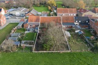 KROMBEKE: Afbraakpand op 730m² grondoppervlakte met goedgekeurde verkaveling voor 3 bouwloten, georiënteerd naar de avondzon.<br />Op ca 7 km van het eigenlijke centrum van Poperinge en in het landelijk centrum van Krombeke staat er momenteel nog een oude woning. Mits aankoop van het eigendom dat op een totale grondoppervlakte van 730m² staat, en het slopen van de oude bebouwing kunnen uit diezelfde grond 3 nieuwbouwwoningen rijzen. <br />De huidige verkoper liet het stuk grond verkavelen tot het bouwen van 3 eengezinswoningen. Deze verkaveling werd goedgekeurd en wordt dus nu te koop gesteld.<br />De 3 loten hebben een grondoppervlakte van 238m², 243m² en 249m². Telkens op het gelijkvloers bedraagt de maximum bouwdiepte 16,50m en op het eerste verdiep 12m. De woningen hebben dan telkens een voorgevel van ca 5,80m. <br />Het eigendom is vrij van aannemer en dus dienstig tot het bouwen van 3 rijwoningen. Het kan uiteraard ook aangekocht worden als afbraakpand of renovatiepand om er opnieuw een eengezinswoning van te maken. <br />Alle nuttige plannen en informatie: zie kantoor.
