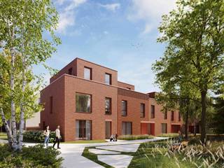 Met trots stellen wij je project LUCAS voor, een groen en gezinsvriendelijk woonerf op wandelafstand van het centrum van Mechelen. <br /><br />De werken zijn deze lente gestart. In totaal komen er 21 moderne gezinswoningen rond een autoluw en groen binnenplein, waar rust en ontmoeting centraal staan. <br /><br />Je hebt keuze uit woningen met drie tot vijf slaapkamers. Elke woning beschikt over een privatieve tuin en is ontworpen met aandacht voor comfort, privacy en duurzaamheid. De omliggende groenzones en wandelpaden zorgen voor een aangename leefomgeving, ideaal voor wie rustig wil wonen dicht bij de stad. <br /><br />Alle woningen voldoen aan de nieuwste energienormen en zijn uitgerust met een lucht-water warmtepomp, vloerverwarming en sterke isolatie. Binnenin kies je zelf de afwerking van keuken, sanitair en vloeren, met professionele begeleiding. <br /><br />Daarnaast komen bepaalde woningen in aanmerking voor het verlaagd btw-tarief van 6% (onder voorwaarden), wat een interessant financieel voordeel biedt. <br /><br />De ligging is een grote troef: je woont hier vlot bereikbaar, met een goede verbinding naar het centrum van Mechelen en de belangrijkste invalswegen. <br /><br />Interesse of wens je meer info? Neem gerust contact op of plan eenvoudig je afspraak via onze website.