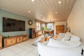 Deze verzorgde en <strong>instapklare </strong>woning combineert ruimte, comfort en <strong>energiezuinig </strong>wonen op een aangename ligging nabij het centrum. Dankzij de doordachte indeling en moderne voorzieningen is dit de ideale thuis voor wie zonder zorgen wil verhuizen.<br /><br />Bij het binnenkomen word je verwelkomd in de inkomhal die toegang geeft tot de <strong>lichtrijke </strong>leefruimte. De gezellige <strong>zithoek</strong> en eetplaats sluiten mooi aan op het terras en de tuin via een groot schuifraam, wat zorgt voor veel natuurlijke lichtinval. De airconditioning en <strong>pelletkachel</strong> zorgen hier het hele jaar door voor een aangenaam binnenklimaat.<br /><br />De <strong>uitgeruste </strong>keuken biedt alle hedendaags comfort en voldoende plaats voor een extra eethoek. Aansluitend vind je een praktische ruimte met aansluitingen voor wasmachine en droogkast. <br /><br />Op de eerste verdieping bevinden zich drie <strong>volwaardige </strong>slaapkamers, met een aparte <strong>dressing</strong>. De masterbedroom is voorzien van airco. De moderne badkamer is volledig <strong>betegeld </strong>en uitgerust met een douche, bubbelbad en dubbele lavabo.<br />Verder beschikt de woning over een handige bergzolder.<br /><br />Buiten geniet je van een <strong>ruim </strong>terras van 39 m² en een aangename tuin. Extra bergruimte is voorzien in het <strong>tuinhuis</strong>. Parkeren vormt geen enkel probleem dankzij de inpandige garage, een carport én extra staanplaatsen.<br /><br />Ook op vlak van energie scoort deze woning sterk, met onder andere zonnepanelen die bijdragen aan een lagere energiefactuur en een EPC B <br /><br />Plan vandaag nog uw bezoek in via waasland@deboerenpartners.be of bel naar 0377.55.00!