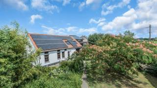 Wonen als god in Frankrijk? Immo3000 heeft een super charmante, ruime, woning met zwembad én praktijk te koop in een rustige straat in Binkom, Lubbeek. Gelegen op een perceel van 2612 m2 werd deze woning eind 90's verbouwd. Op het gelijkvloers vinden we een inkomhal met rechts een eerste slaapkamer en links de leefruimte. De gesloten keuken is volledig ingericht met toestellen. Achteraan bevindt zich de badkamer gelijkvloers, een bureau, berging en technische ruimte.<br />Op het 1e verdiep vinden we een ruime overloop, 3 slaapkamers, een bureau en 2e slaapkamer.<br />De achterkant van het perceel is bereikbaar via een aparte inrit die langst de super grote tuin doorloopt tot aan de praktijkruimte/atelier/home office.<br />Aan de zijkant van het domein werd een nette garage met tuinberging gebouwd en het gehele perceel is volledig omheind.<br />De woning is in principe instapklaar en kan mits enkele beperkte aanpassingen volledig naar hedendaagse standaard gezet worden.<br />Het huis beschikt over 30 zonnepanelen, 2 lucht-lucht warmtepompen, een pelletkachel, dubbele beglazing, ...<br />Nieuwsgierig? Bel 016 60 3000 en kom een kijkje nemen.<br />