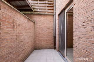 1-slaapkamerappartement met koer nabij het centrum van Gullegem!Dit aangename 1-slaapkamerappartement van ca. 62 m² is rustig gelegen aan de Plaatsweg in Gullegem, op korte afstand van het centrum en alle dagelijkse voorzieningen. Het appartement biedt een praktische indeling met een lichtrijke leefruimte, functionele keuken, comfortabele slaapkamer en badkamer. De gezellige leefruimte geniet dankzij de grote ramen van aangenaam natuurlijk licht en sluit mooi aan bij de praktische inrichting van het appartement. Daarnaast beschikt het appartement over een private koer. Als extra troef bestaat er de mogelijkheid om een garage aan de overkant van de straat aan te kopen voor € 25.000. Deze aankoop is volledig optioneel en niet verplicht.Kortom, een uitstekend appartement voor starters, alleenstaanden, koppels of investeerders die op zoek zijn naar een comfortabele en onderhoudsvriendelijke woning nabij het centrum van Gullegem. Voor meer informatie of een bezoek ter plaatse, contacteer ons via info@property-vastgoed.be of 056 96 08 00.