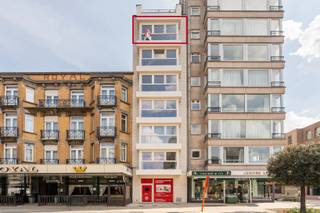 <p><strong>Nieuwbouw 1-slaapkamerappartement te huur – Residentie TRAPEGEER</strong></p>

<p>Dit modern nieuwbouwappartement is gelegen op de <strong>zesde verdieping</strong> in Residentie TRAPEGEER. De residentie telt slechts zeven appartementen en bevindt zich in het centrum van De Panne, op wandelafstand van strand, winkels en openbaar vervoer.</p>

<p><strong>Indeling:</strong><br />Lichtrijke, zongerichte woonkamer met open, volledig uitgeruste keuken. Eén slaapkamer en een moderne badkamer voorzien van inloopdouche en toilet. </p>

<p><strong>Troeven:</strong><br />• Nieuwbouw en instapklaar<br />• Dichtbij openbaar vervoer<br />• Lift aanwezig en slechts één appartement per verdieping voor optimale rust en privacy</p>

<p>Interesse? Contacteer <strong>Soraya</strong> via <strong>soraya@servimoholidays.be</strong> of <strong>058/22.41.70</strong>.</p>